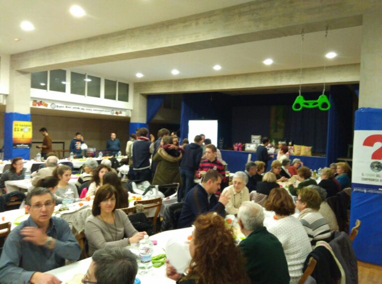 Persones de la parròquia compartint un sopar